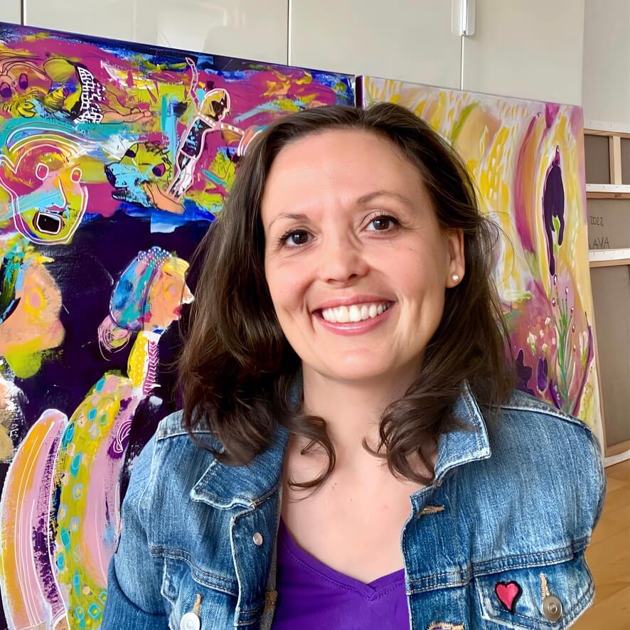 suraya-baumeister-künstlerin Portrait von Artist und Kreativguide Suraya Baumeister vor ihrem Kunstwerk.