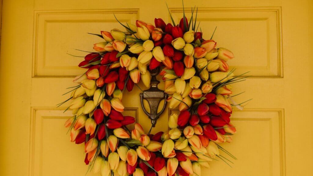 Eine einladende Tür sorgt für ein gutes Feng Shui für den Eingang.